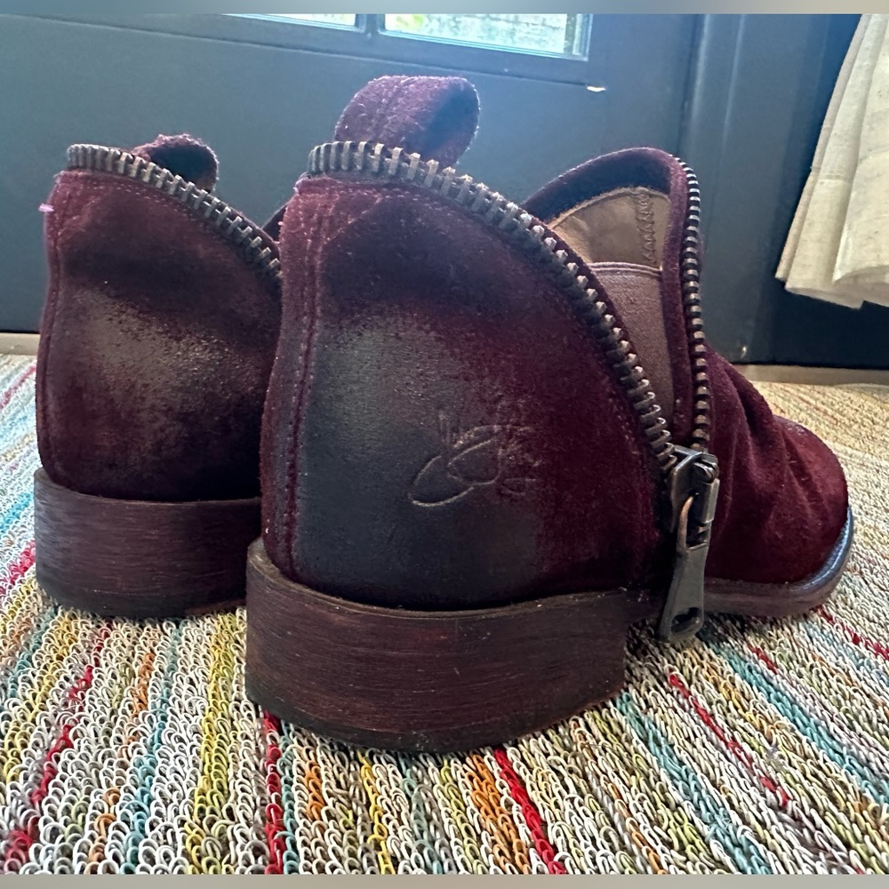 Fluevog NEARLY NEW Living Evers burgundy suede rub-off slip on shoe w/ zipper- 6 - Picture 4 of 16